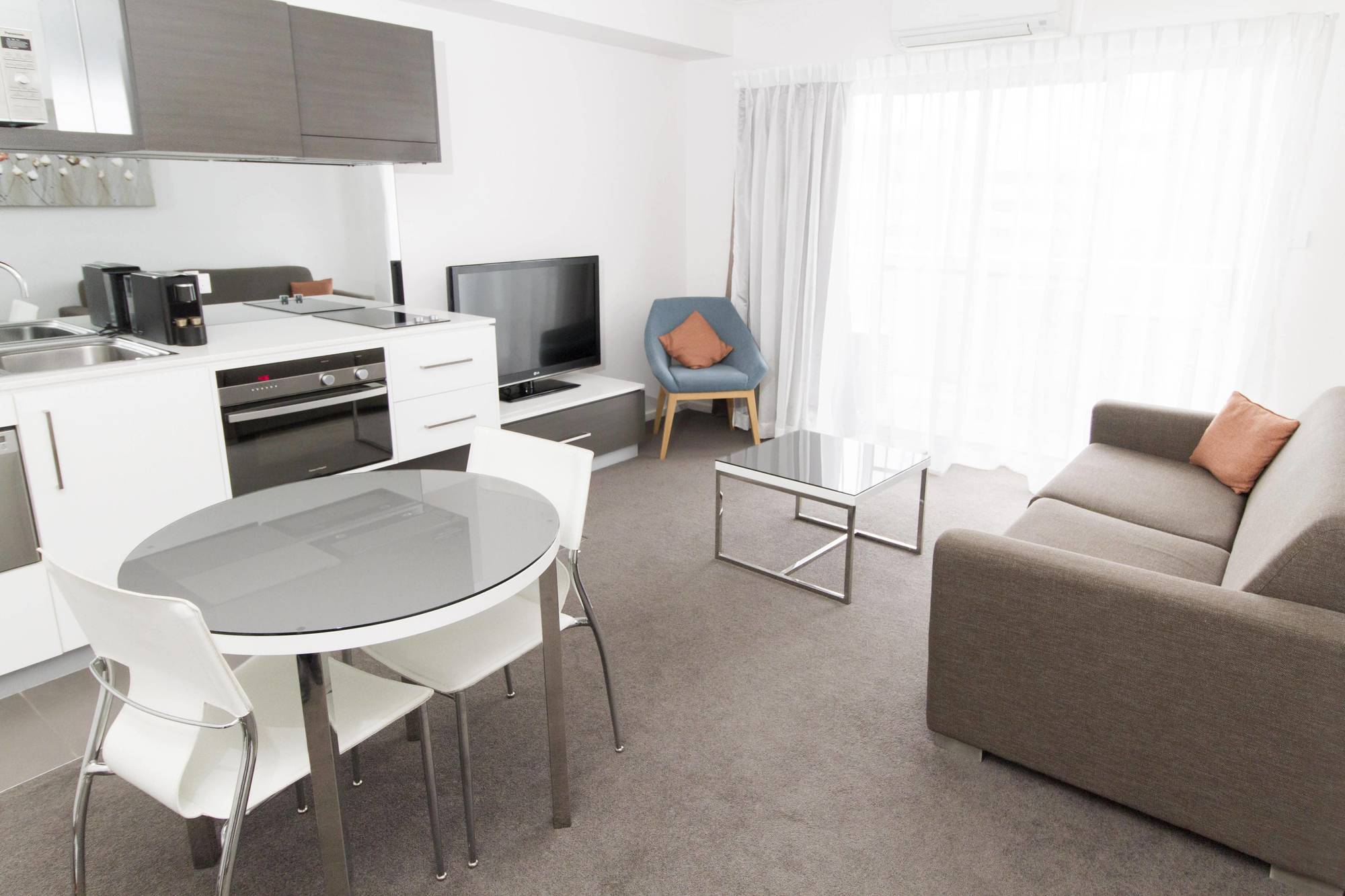 Апарт отель Abode Tuggeranong Канберра Экстерьер фото
