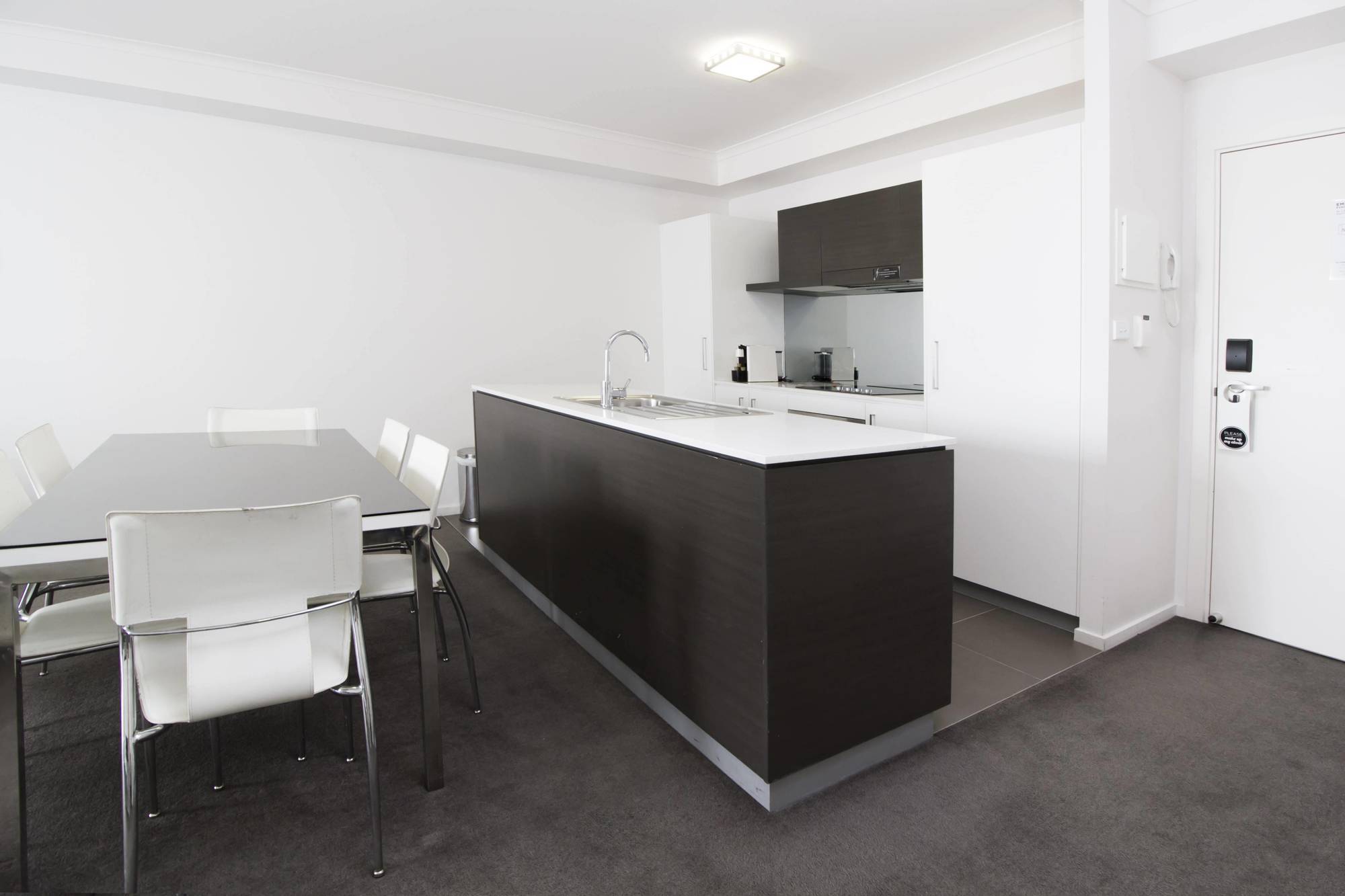 Апарт отель Abode Tuggeranong Канберра Экстерьер фото