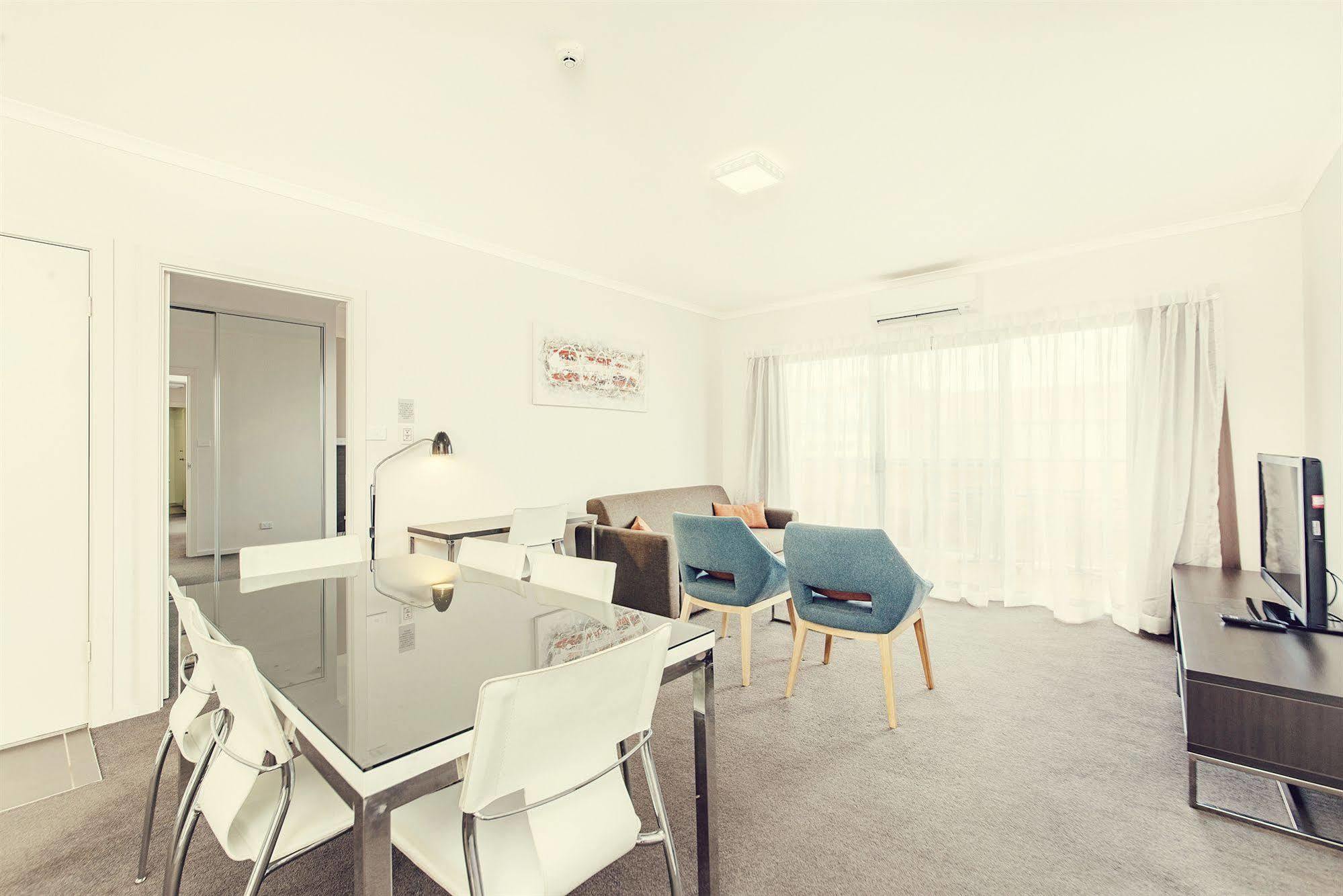 Апарт отель Abode Tuggeranong Канберра Экстерьер фото