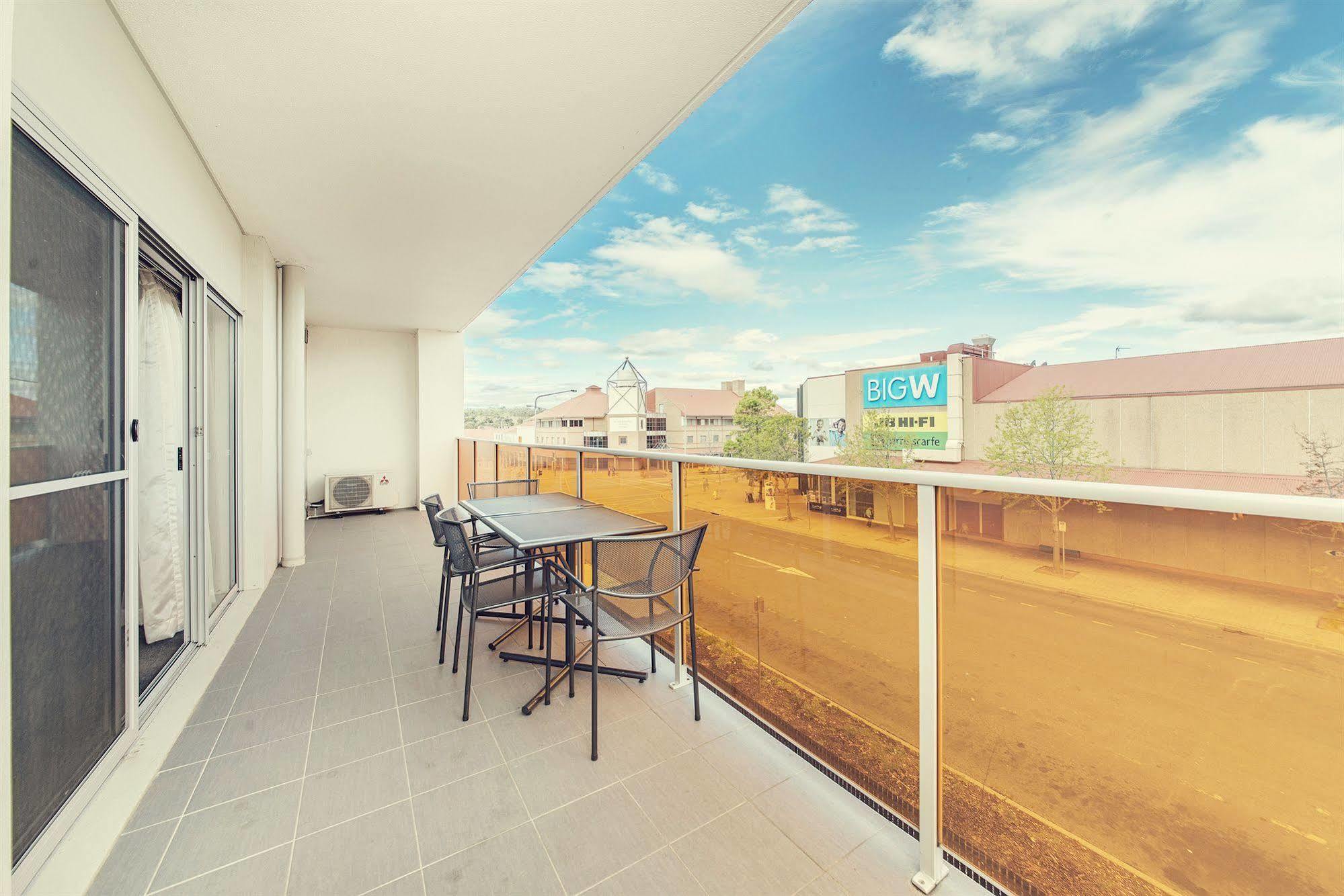 Апарт отель Abode Tuggeranong Канберра Экстерьер фото