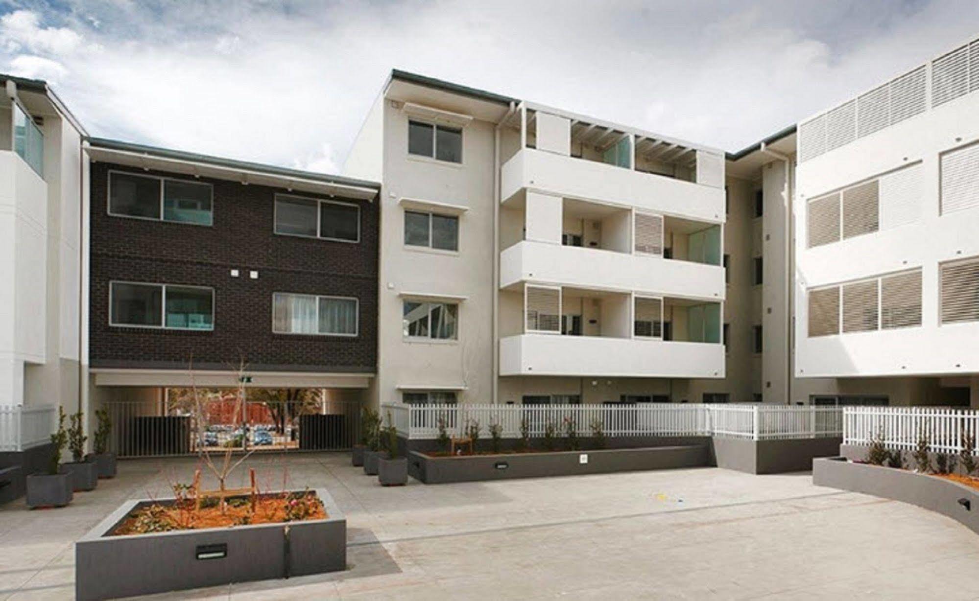 Апарт отель Abode Tuggeranong Канберра Экстерьер фото